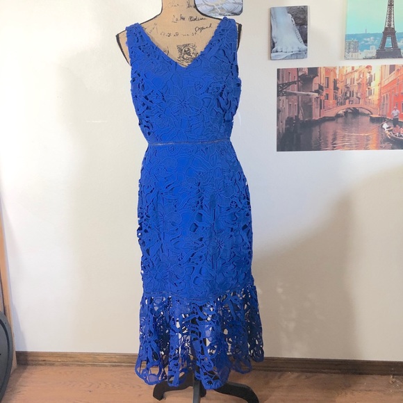 Neiman Marcus Dresses & Skirts - Neiman Marcus V-Neck Lace Flounce Sheath Dress, 8